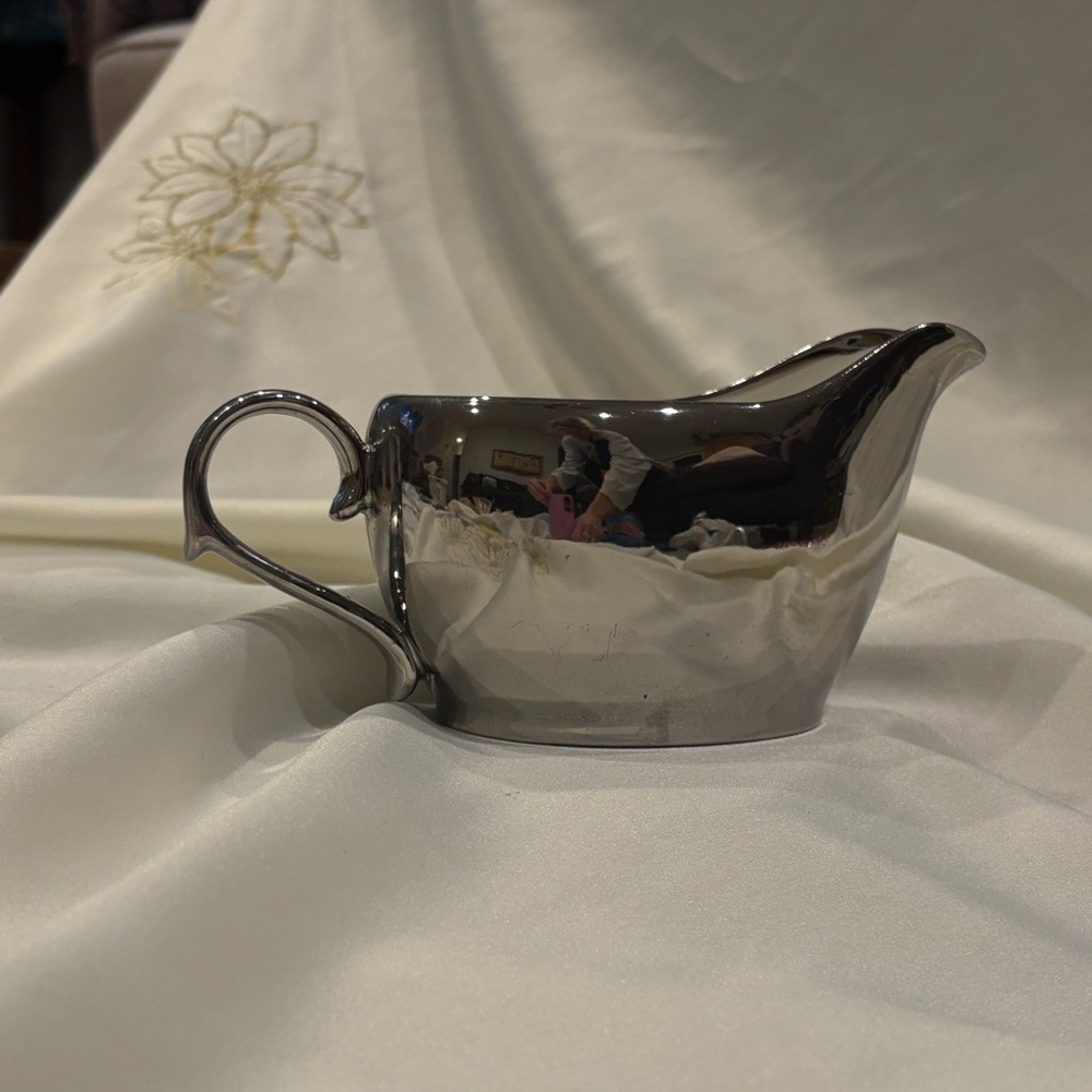 Luxe Habitat Silver Ceramic Gravy Boat – Modern Glam Tableware